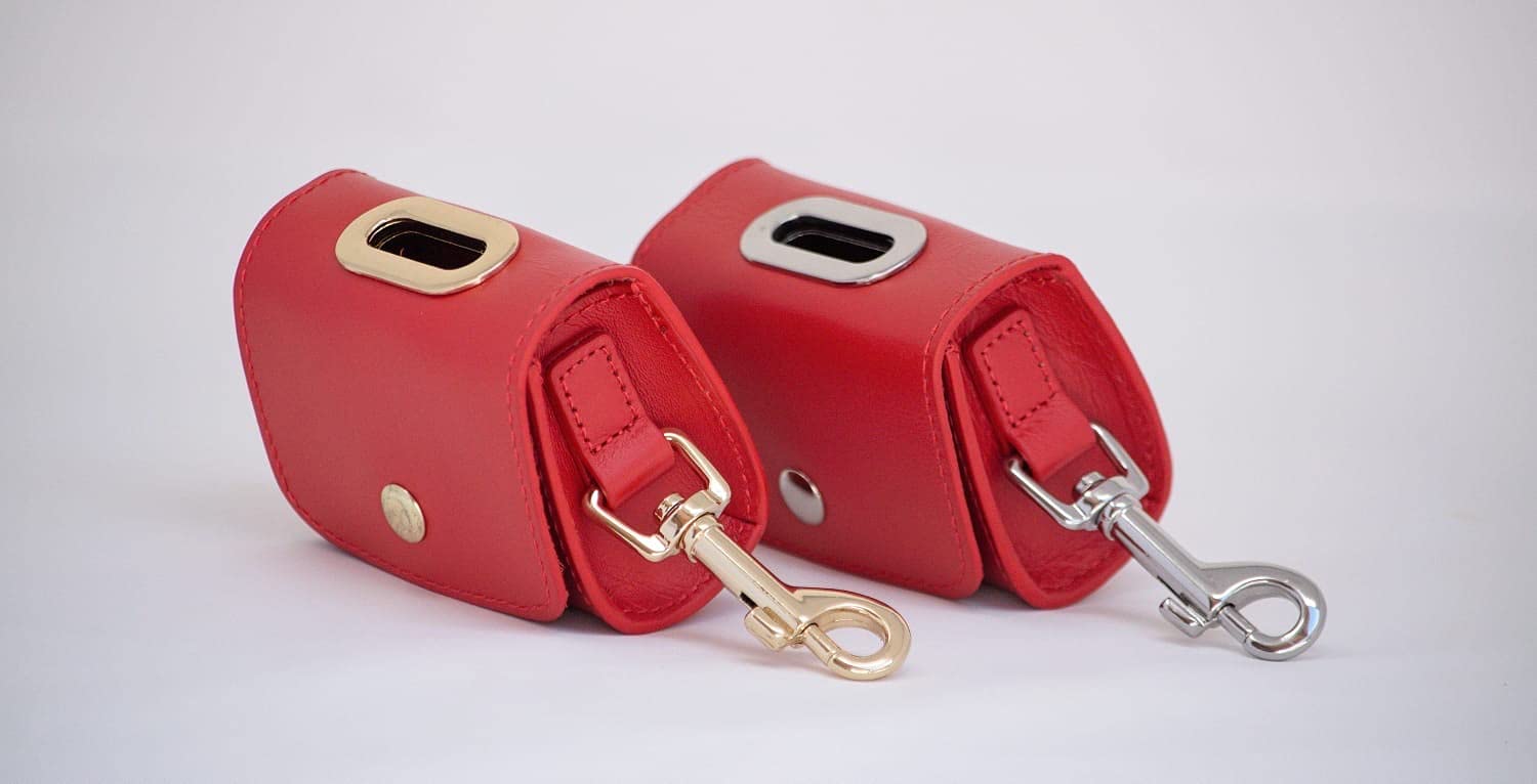 Distributeur de sacs à déjections canines en cuir luxe rouge brillant et finitions dorées