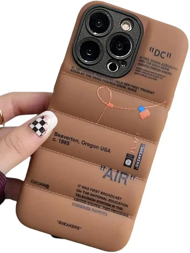 IAIYOXI Capa acolchoada com design de marca de sapatos esportivos para iPhone 14 Plus, tênis com etiqueta branca ou preta, capa macia - marrom bufante para iPhone 14 13 12 11 Pro Max Plus X XS XR 7 8