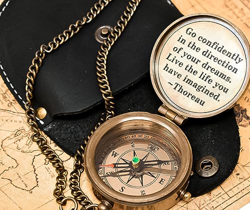 Brújula grabada de latón con estuche de cuero miniatura 2