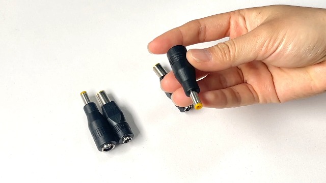 Kit 8 Adattatori Alimentazione DC 5.5x2.1mm Connettori A Barilotto Angolati