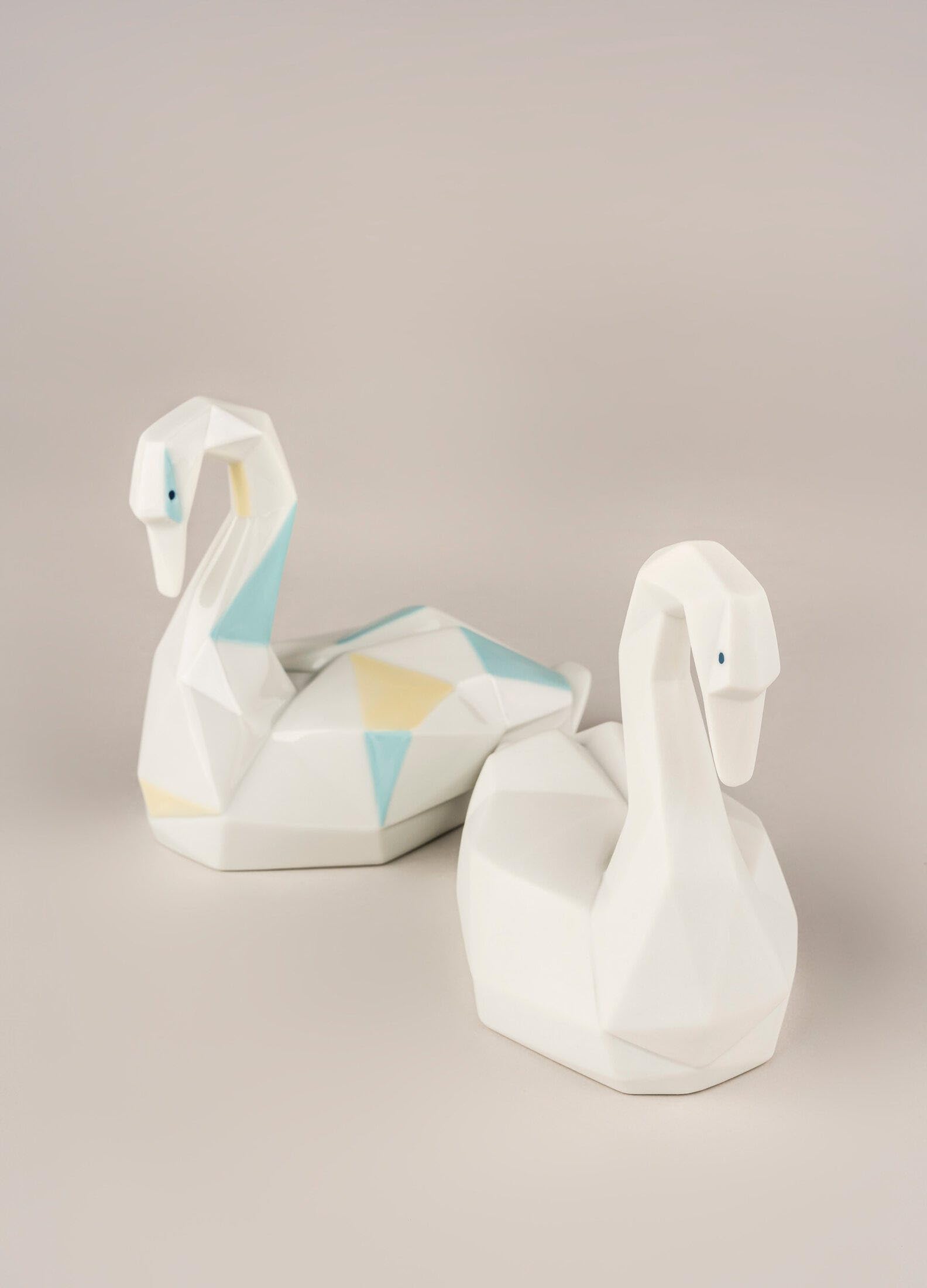 Amazon.co.jp: LLADRÓ 白鳥フィギュア マットホワイト 磁器の白鳥