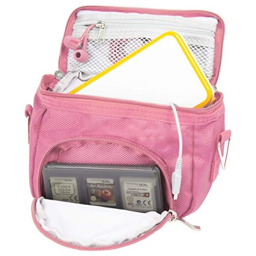 Nintendo ® DS TRAVEL BAG para Consola Juegos y Accessarios (adapta TODOS Los Versiones de DS con Pantalla Plegable - Por ejemplo: Original DS / 3DS / DS Lite / Nintendo 3DS XL / DSi / etc pero no 2DS Modelo Version) - Diseñado por KIICKS ® en exclusiva para Nintendo DS Consolas - Bolso incluye: Correa para el Hombro Ajustable + Llevan la Manija + Fijación a un Cinturón - ROSA