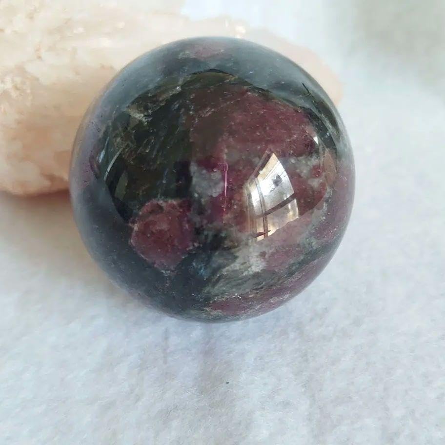 Amazon | ガーネットインヌーマイト 花火石 スフィア 丸玉 素敵な逸品