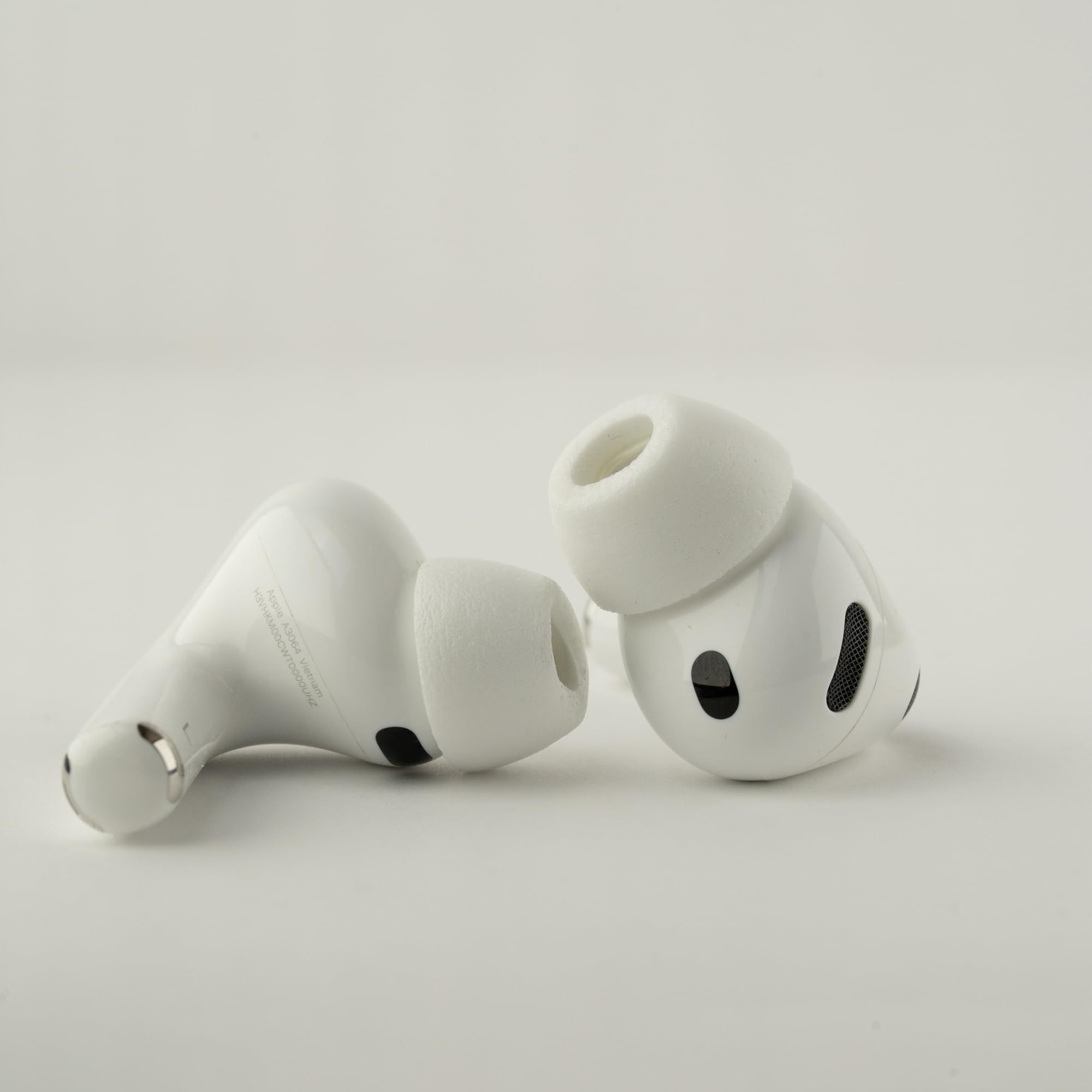Comply TrueGrip Max | Embouts de Remplacement en Mousse à mémoire de Forme Haut de Gamme pour Apple AirPods Pro 3 | Technologie SmartSkin™ | Excellente Isolation phonique | Blanc, S/M/L, 3 Paires