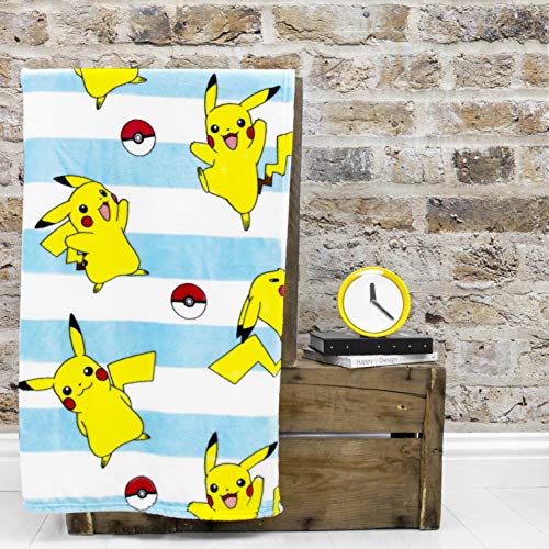Pokemon Couverture Polaire Officielle Jump | Pikachu à Rayures Bleues et Blanches | Couverture Super Douce | Parfait pour n'importe Quelle Chambre à Coucher, Bleu