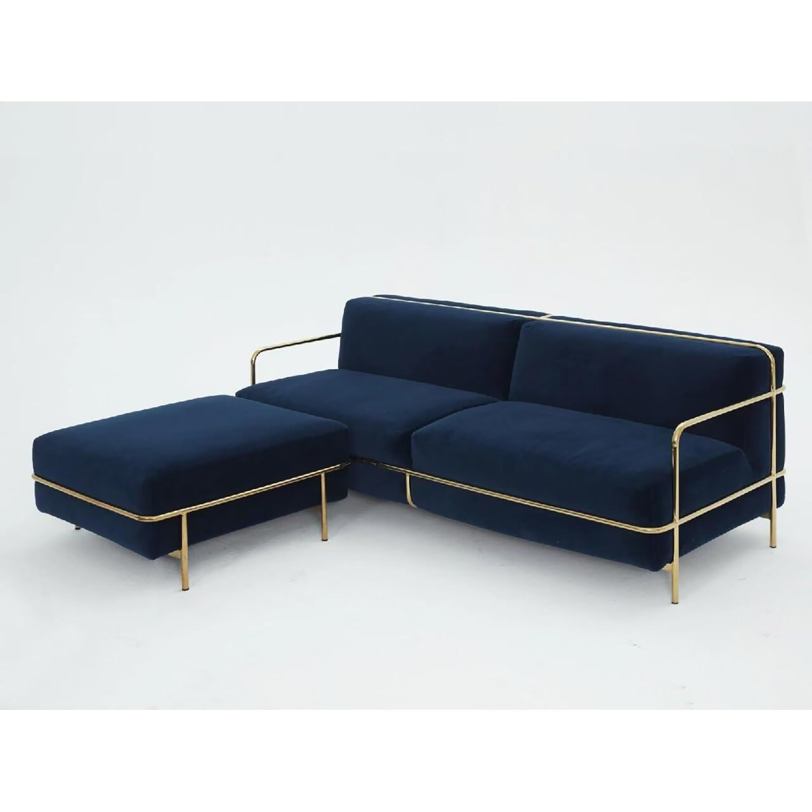 Nowoczesna aksamitna sofa ze złotą metalową ramą, pluszowe poduszki, tapicerowana kanapa akcentująca do salonu, mieszkania, biura