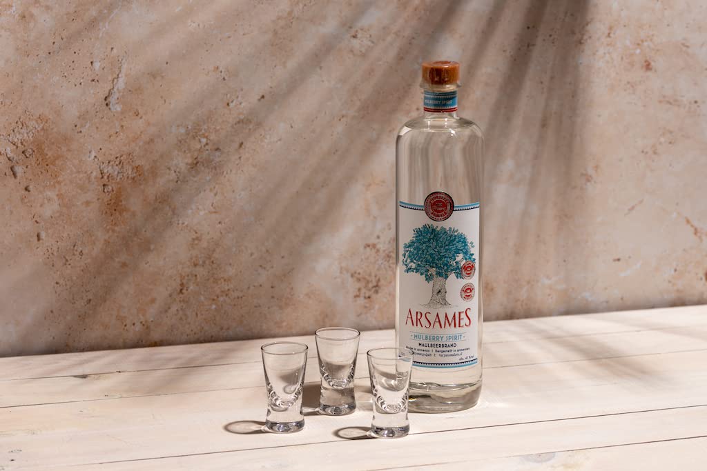 Maulbeerenbrand „Arsames“ aus Armenien, 100% Maulbeere, Obstbrand dreifach destilliert, 0,7 L, Alk. 45% Vol.