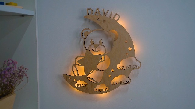 Lampe Personnalisée Avec Prénom Pour Enfant - Veilleuse LED - Différents Motifs (lune, Espace, Sirène, Etc.) - Base En Bois - Fabriqué En Espagne