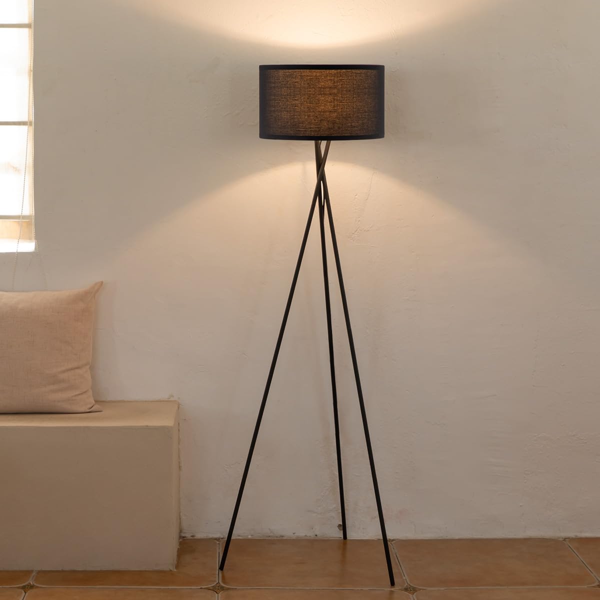 Home Sweet Home Lámpara de pie moderna de metal negro | 53/53/138cm｜con fuente de luz LED E27 4W 2700K | Lámpara de pie retro con trípode Con pantalla negra｜para dormitorio
