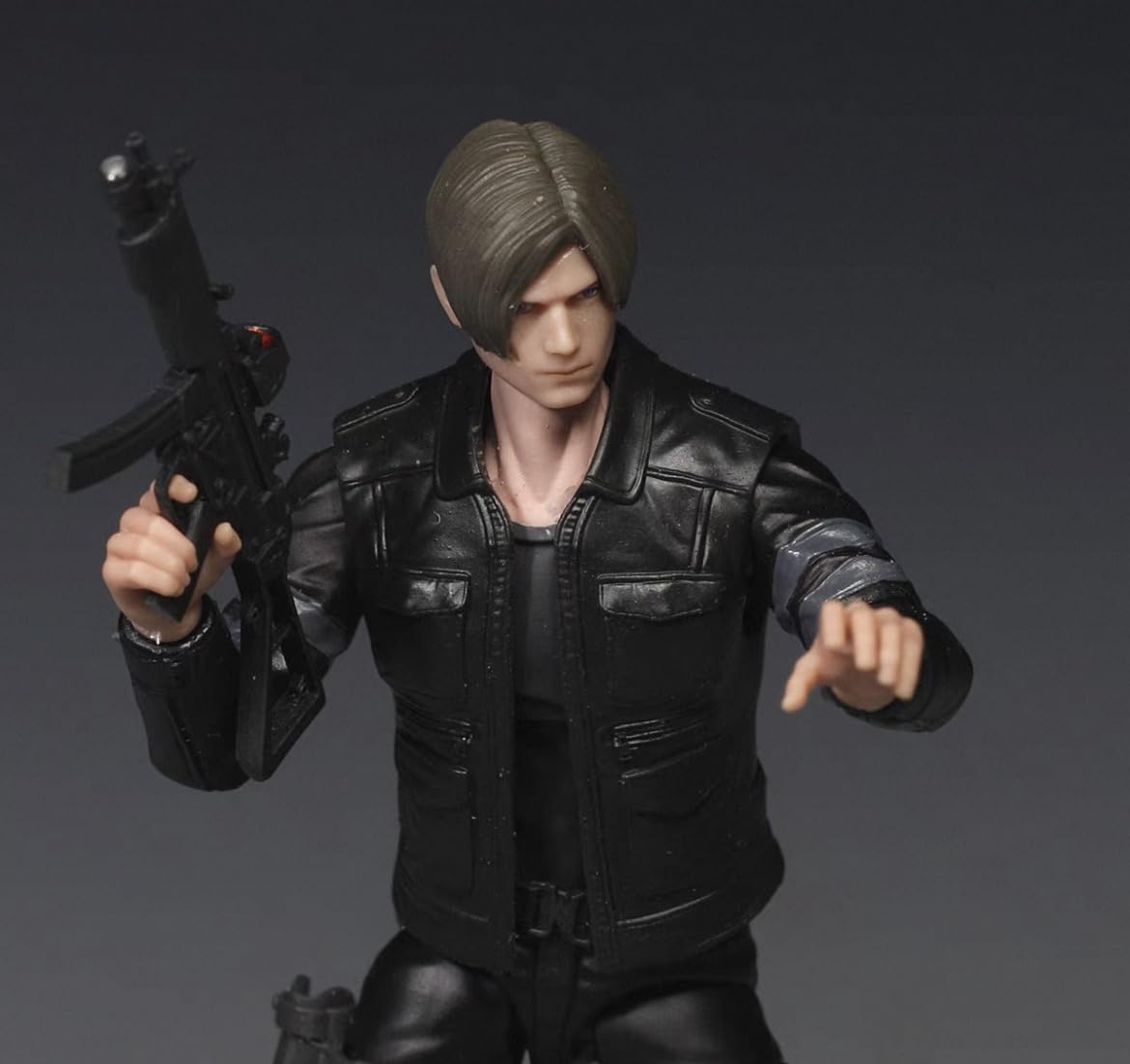 Amazon | 1/18 フィギュア biohazard レオン・S・ケネディ 関節