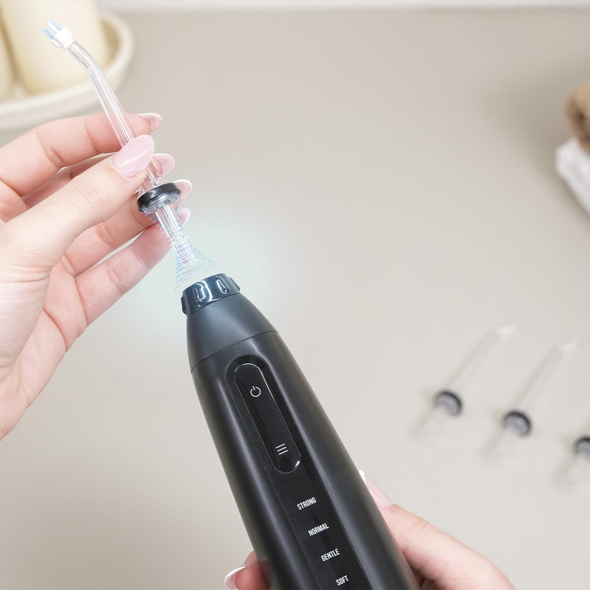 Cecotec Idropulsore Dentale Portatile Irrigatore Orale Professionale ToothCare 6000 Jet Liberty.Auton. 30 Giorni, Serbatoio 180ml, 30-80PSI, 1500 Impulsi/min, Testine Magnetiche, IPX7, Igiene Completa
