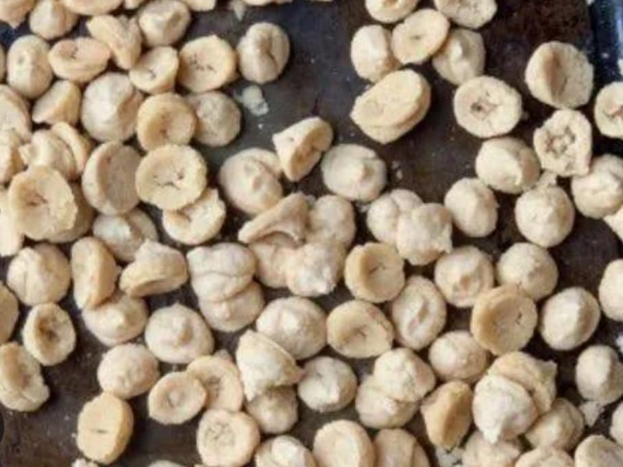 Aadi16's Bengal Spice Homemade Special Hing Heeng Biuli Dal Bori added with Fennel & Blck Cumin, 100% Pure Urad Dal Kalai dal Black gram Bori, light weight with Superior Taste with no Additives Colours Preservatives, Pack of 250gm.