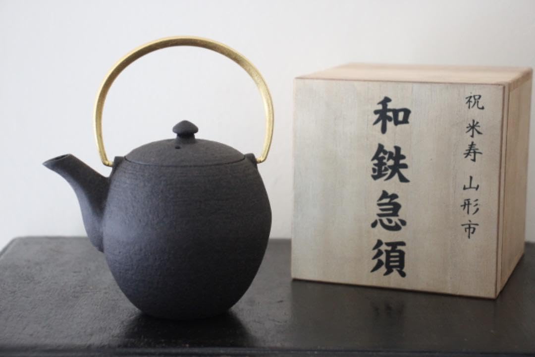 新品　菊地保寿堂　奥山清行デザイン　和鉄ポット　まゆSS 鉄急須　南部鉄瓶 Amazon.co.jp: 菊池保寿堂 鉄瓶 急須 WAZUQU グッドデザイン賞