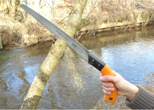 Foto von Fiskars Handsäge für frisches Holz bis Ø 15 cm, Mit feststehendem Blatt, Inklusive Kunststoff-Köcher, Sägeblattlänge: 33 cm, Rostfreies Stahl-Sägeblatt, Schwarz/Orange, SW84, 1001620