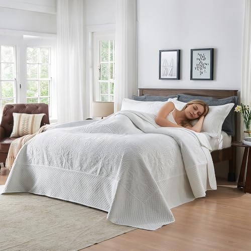 Image of Qucover White Oversized King Bedspread 128 x 120, Lightweight California King Quilts, 3 Piece Vintage Coin Pattern Soft Microfiber Extra Large Bedding with Shams