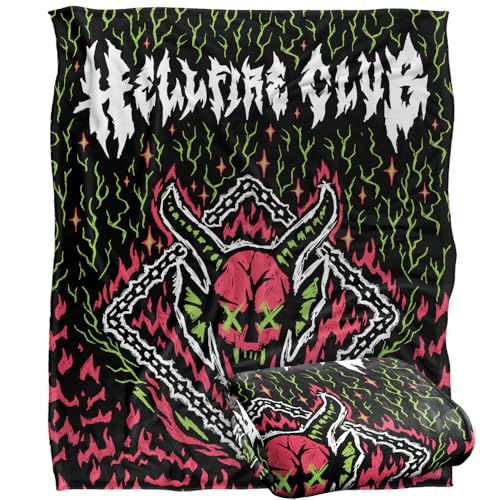 Manta Stranger Things Hellfire Club ultrasuave contra el frío en el sofá 3
