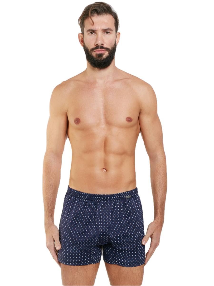Confezione da 6 Boxer Uomo in Filo di Scozia con Apertura Anteriore, Chiusura Bottone ED Elastico Foderato. Disponibile in Fantasie assortite con Fondo Bianco o Fondo Scuro. Prodotto Made in Italy