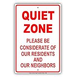 Targa in metallo con scritta in lingua inglese "Quiet Zone Please Be Considerate Of Our Residents and Neighbors" (lingua italiana non garantita)