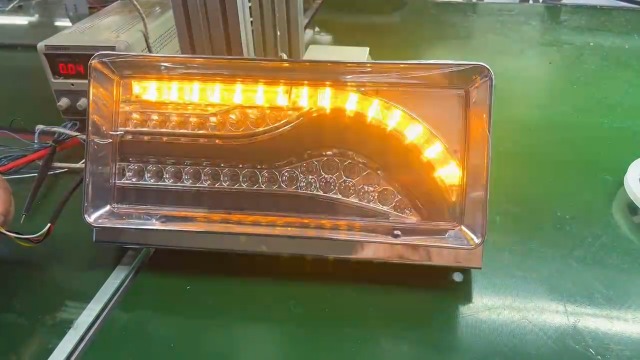 Amazon | 汎用トラックテールランプ LED リアコンビネーションランプ