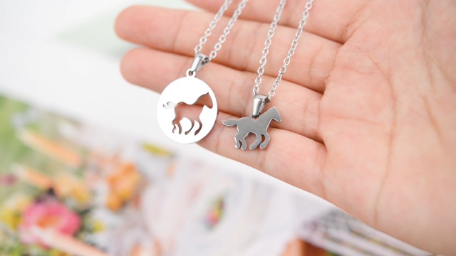 Collana Con Ciondolo Cavallo YELUWA In Acciaio Inox - 2 Pezzi, Regalo Per Amanti Dei Cavalli, Con Confezione