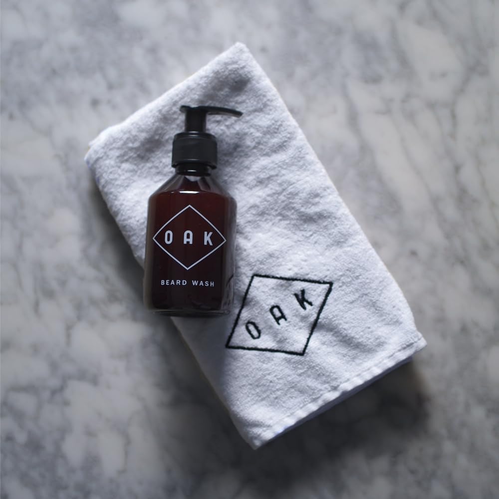 OAK Kit de nettoyage pour barbe GENTLE BEARD I : contient un shampoing doux pour la peau (200 ml) et une serviette veloutée (40 x 50 cm). Cosmétiques naturels végétaliens certifiés de Berlin.
