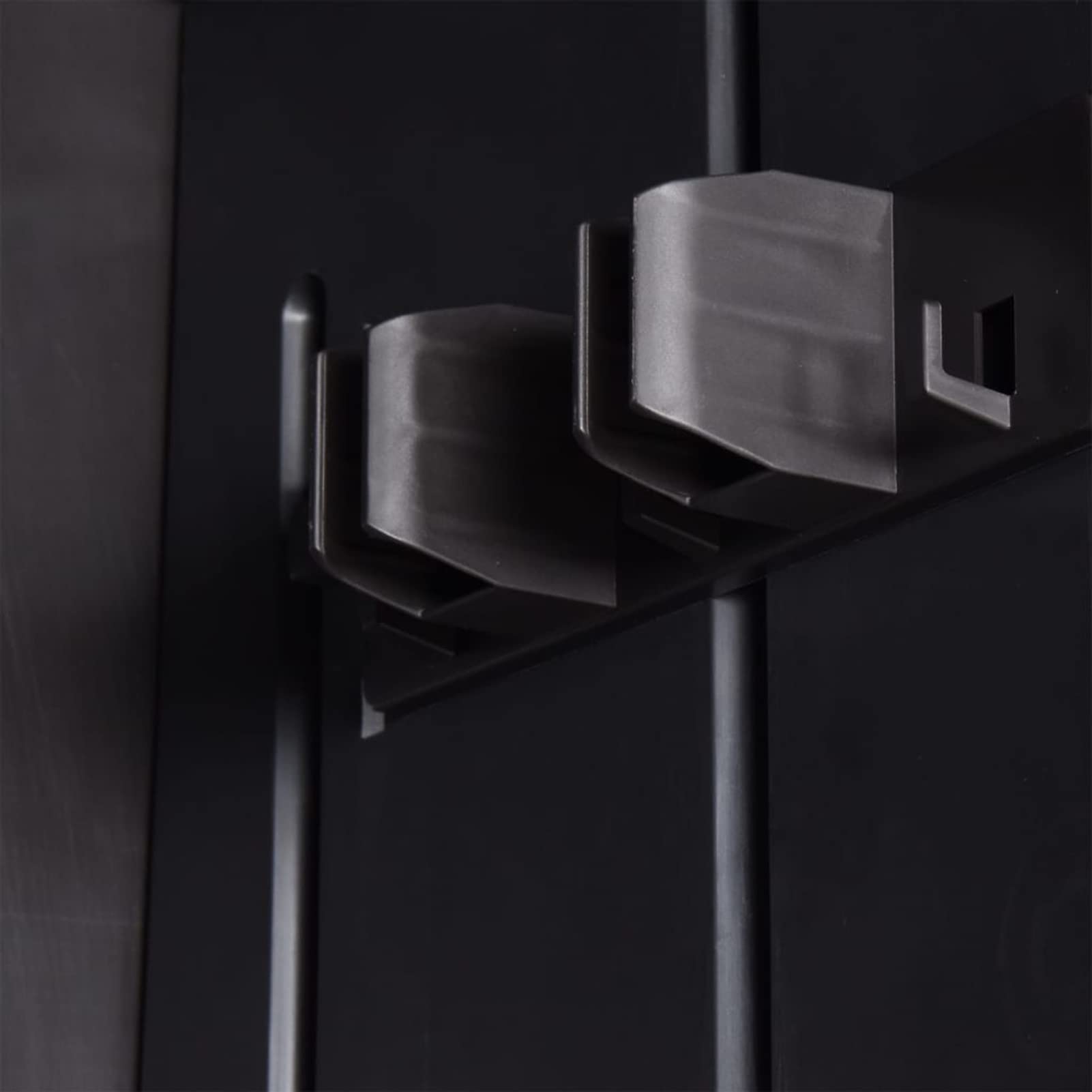 Armario de jardín multifunción con Soporte para escobas y 4 estantes, para Interior y Exterior, Color Negro, 65 x 45 x 172 cm, Aspecto de ratán
