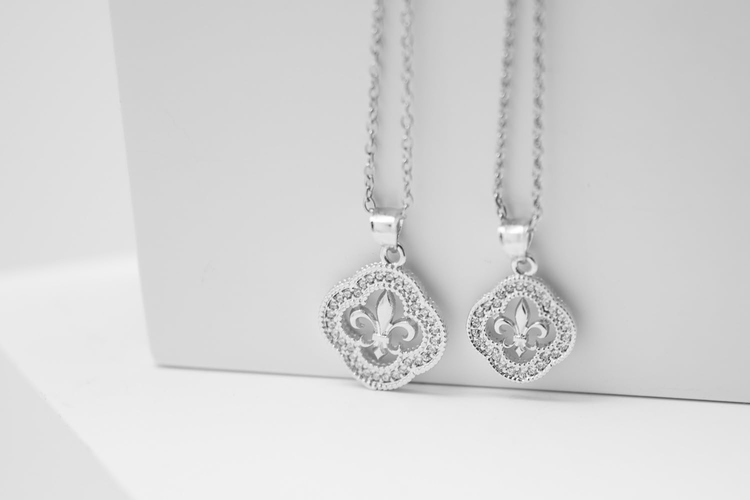 Colgante de Plata 925 y Circonitas Blancas - Flor de Lis (12 MM o 15 MM)