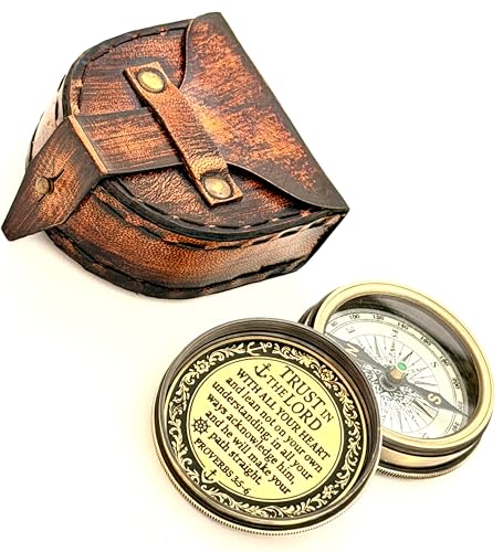 Brújula grabada 'Trust in the Lord' - Versículo de la Biblia Proverbios 3:5-6 - Regalo cristiano para hombres - Borde de latón con estuche de cuero miniatura 3