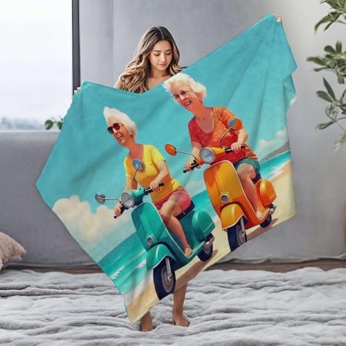 DRPZ Manta de franela personalizada para bebé con dos mujeres disfrutando de un día soleado en scooters junto a la playa, manta de viaje pequeña (150 x 200 cm)