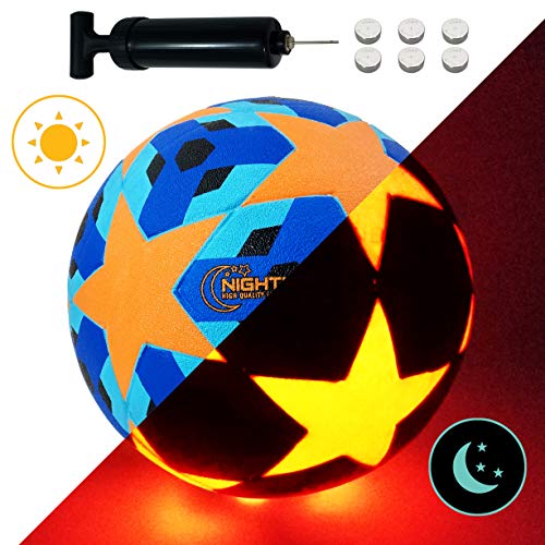 NIGHTMATCH Pallone da Calcio Che Si Illumina incl. Una Pompa per gonfiare Il Pallone - I LED Interni Si Accendono Quando Viene calciato - Edizione Stelle Blu - Dimensioni & Peso Ufficiali - Dim. 5