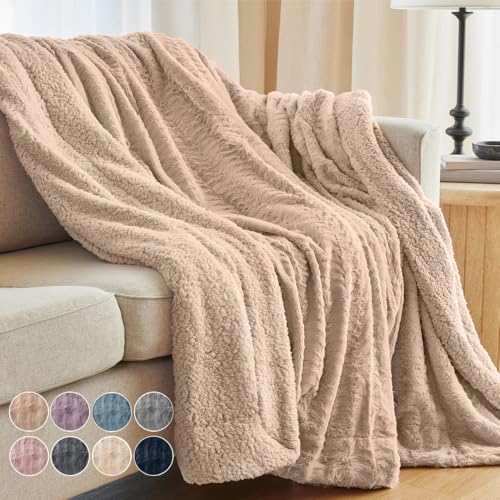 The Connecticut Home Co Throw Blanket for Couch, Soft Fluffy Room Decor, Cozy Warm Throws for Bed, Couches, Gifts for Women, Bedroom Cute Aesthetic Blankets Faux Fur and Sherpa, 65x50, Beige