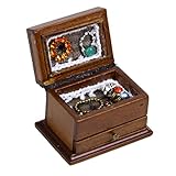 Hay anillos de cristal, pulseras, collares y pendientes, muy detalladas y vívidas