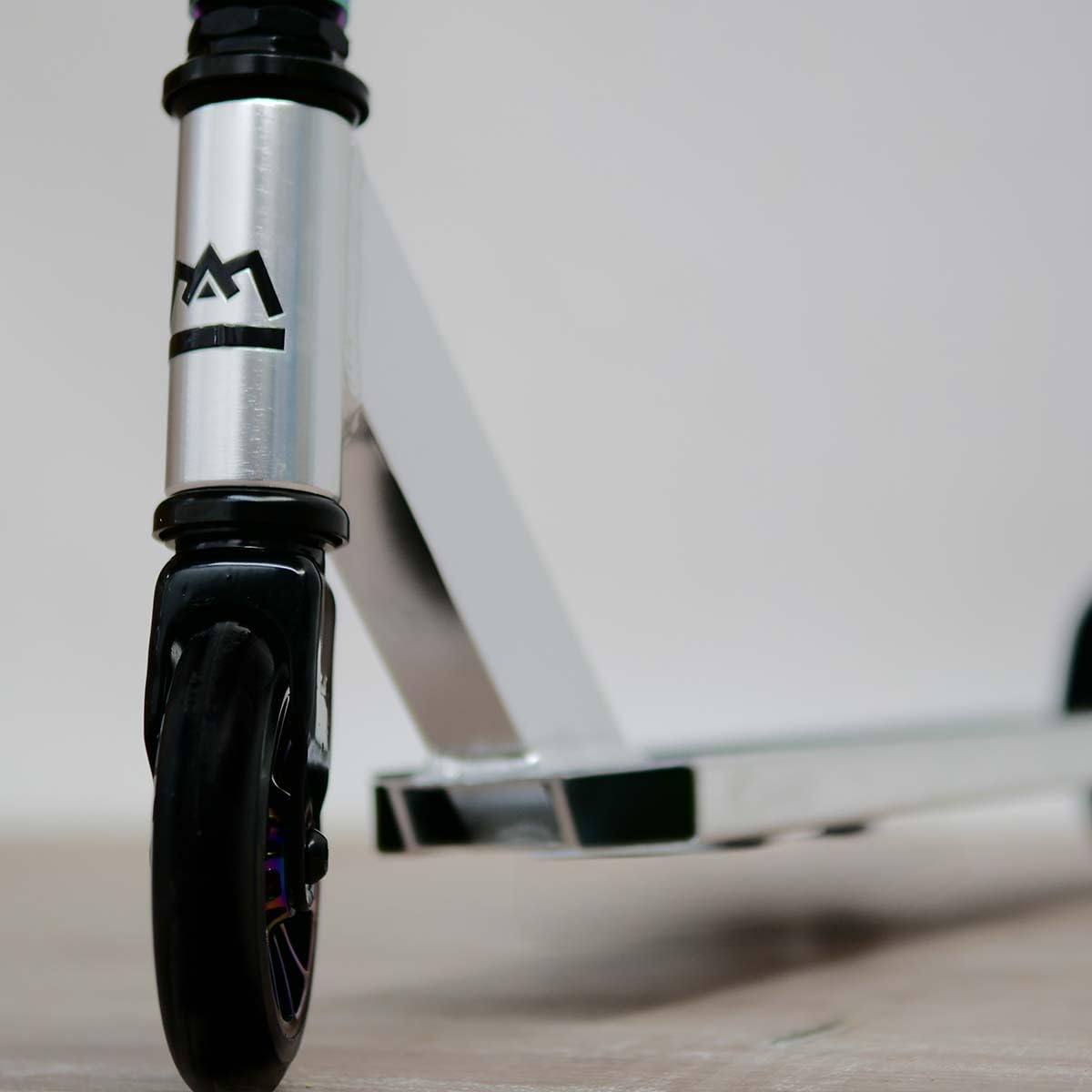 Patinete Freestyle ATAA Blazer Plateado para Trucos con Manillar Acero Ruedas PU 110 mm y rodamientos ABEC 9 a Partir de 10 años y para Adultos