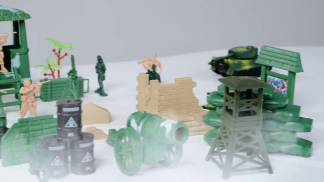 ISAKEN 100 Pezzi Soldati Playset, Mini Esercito di Plastica Figure di Plastica per Bambini e Adulti, Modello Militare Soldato Giocattoli Esercito Figure Set