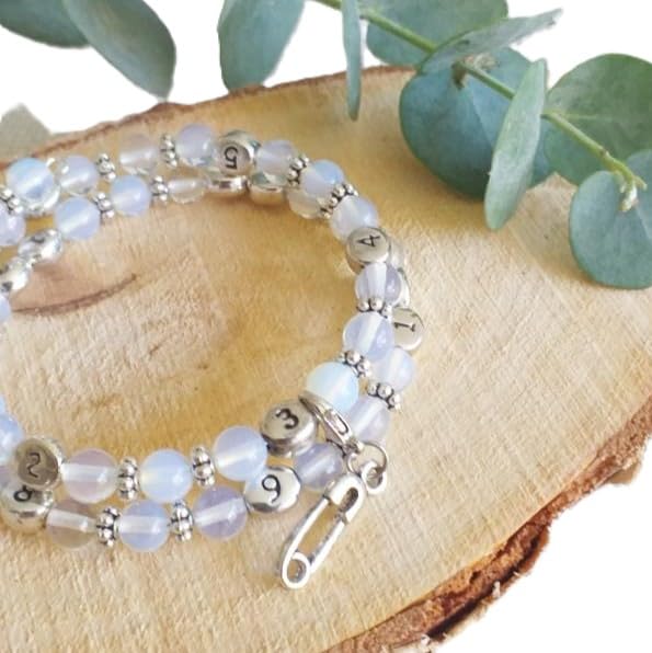 Pulsera de lactancia de origen opalita – permite anotar la hora de la última alimentación o último biberón – modelo Pertiwi