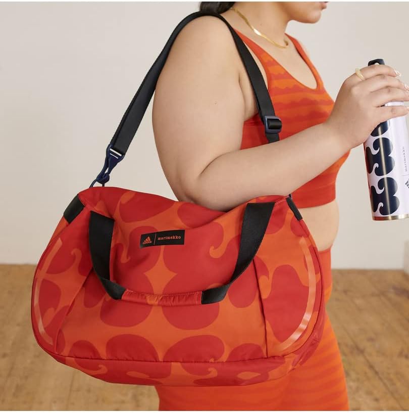 [アディダス] ショルダーバッグ マリメッコ デザイン フォー トレーニング ダッフルショルダーバッグ II759 マルチカラー/ラッシュレッド/カレッジオレンジ/カレッジネイビー(HH7087)