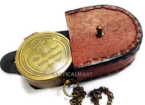 Brújula de latón grabada con funda de cuero miniatura 1