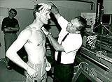 EIN STÜCK GESCHICHTE - Jedes Foto von IMS ist ein Original Pressefoto mit zertifiziertem Nachweis an Echtheit und Ursprung. Alle Fotos unterlagen dem redaktionellen Gebrauch und halfen dabei, ikonische Augenblicke festzuhalten, die wir heute als Momente kennen, die Geschichte schrieben. Jedes Einzelne repräsentiert einen Augenblick innerhalb der Historie und ist eine großartige Ergänzung für jede Sammlung. Ein wahres Juwel für alle Geschichtsliebhaber da draußen!