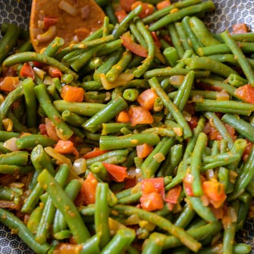 Curry de haricots verts tomate et cajous, ra&iuml;ta au concombre