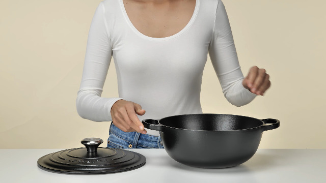 LE CREUSET Signature Soup Pot 26cm Matte Black SS Knob : Amazon.co