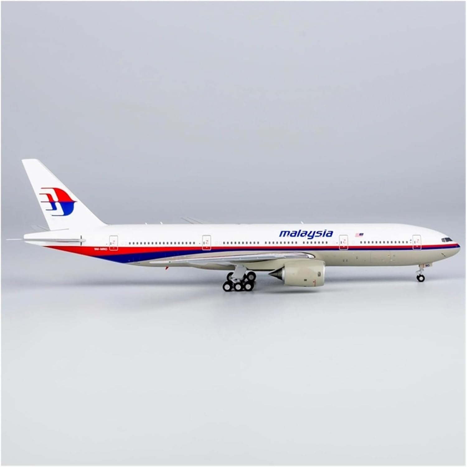 Decorated Airplane Models 1/400 for 9M-MRO MH370 Passenger Aircraft Model Die-cast Alloy Aircraft Model Collection Commemoration