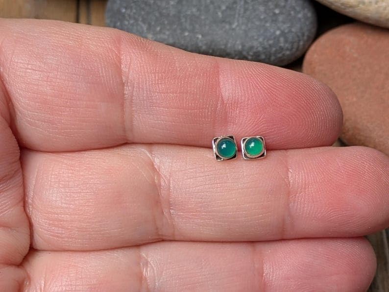 Puces d'oreilles onyx vert et argent 925, le cadeau minimaliste idéal