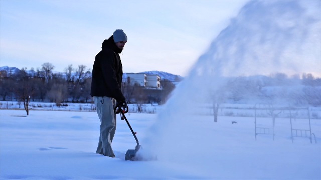 Amazon.com : SENIX 2X2 40V Max Cordless Snow Shovel, 13