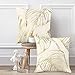 Bonhause Federe per Cuscini Foglie Stampa d'oro 45 x 45 cm Copricuscini Decorativi Beige Crema in Velluto Morbido per Divano Letto Auto 2 Pack