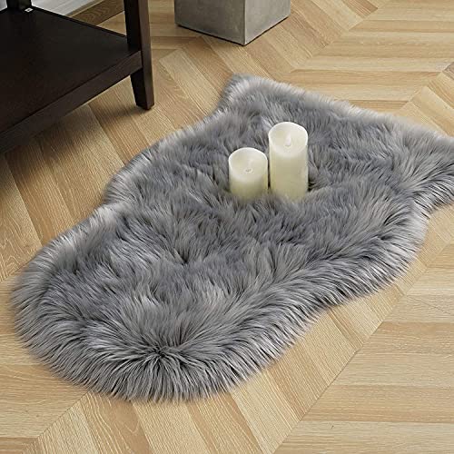 HEQUN Faux Lammfell Schaffell Teppich Kunstfell Dekofell Lammfellimitat Teppich Longhair Fell Nachahmung Wolle Bettvorleger Sofa Matte (60 x 90 cm, Grau