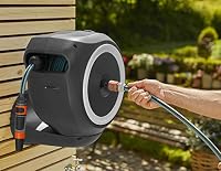 Gardena Wand-Schlauchbox RollUp M 20 m: Flexible Bewässerung für mittelgroße Gärten, schwenkbare Schlauchtrommel, mit Wandhalterung, Systemteilen und Spritze inkl. 20 m Gardena Schlauch (18612-60) – Ansicht 4