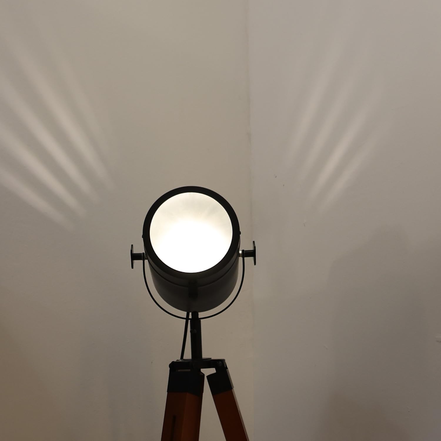 Alpinaluz Lámpara de Pie con Trípode de Madera Natural y Cabezal Negro Mate con Cristal Opaco, Altura Ajustable, Estilo Vintage Retro Cinema, Casquillo E27 para Salón y Dormitorio
