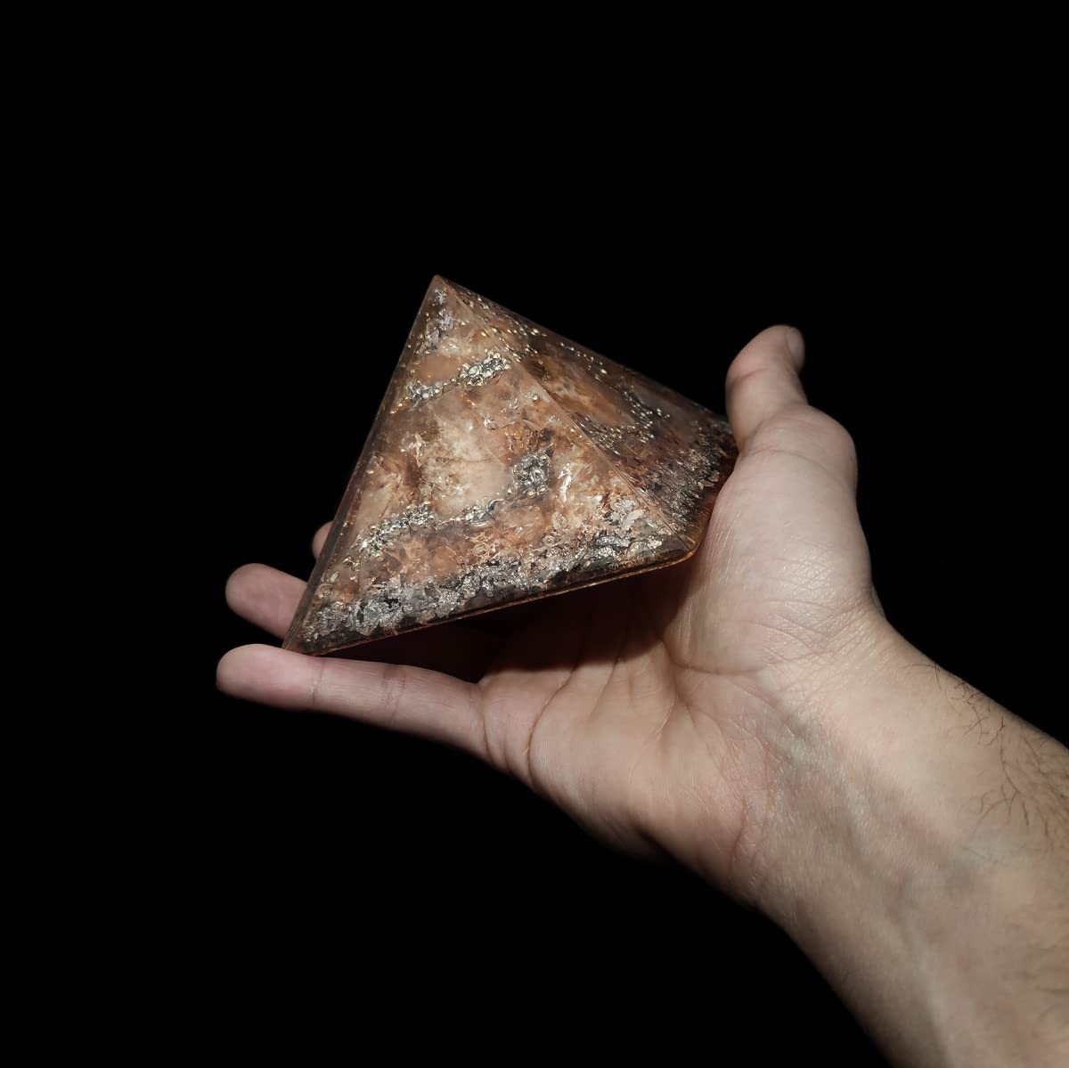 Piramide di orgonite "Hazel" - cristallo di orgonite spirituale con pietre preziose | rutilio | quarzo nocciola | diamante Herkimer [misura media]