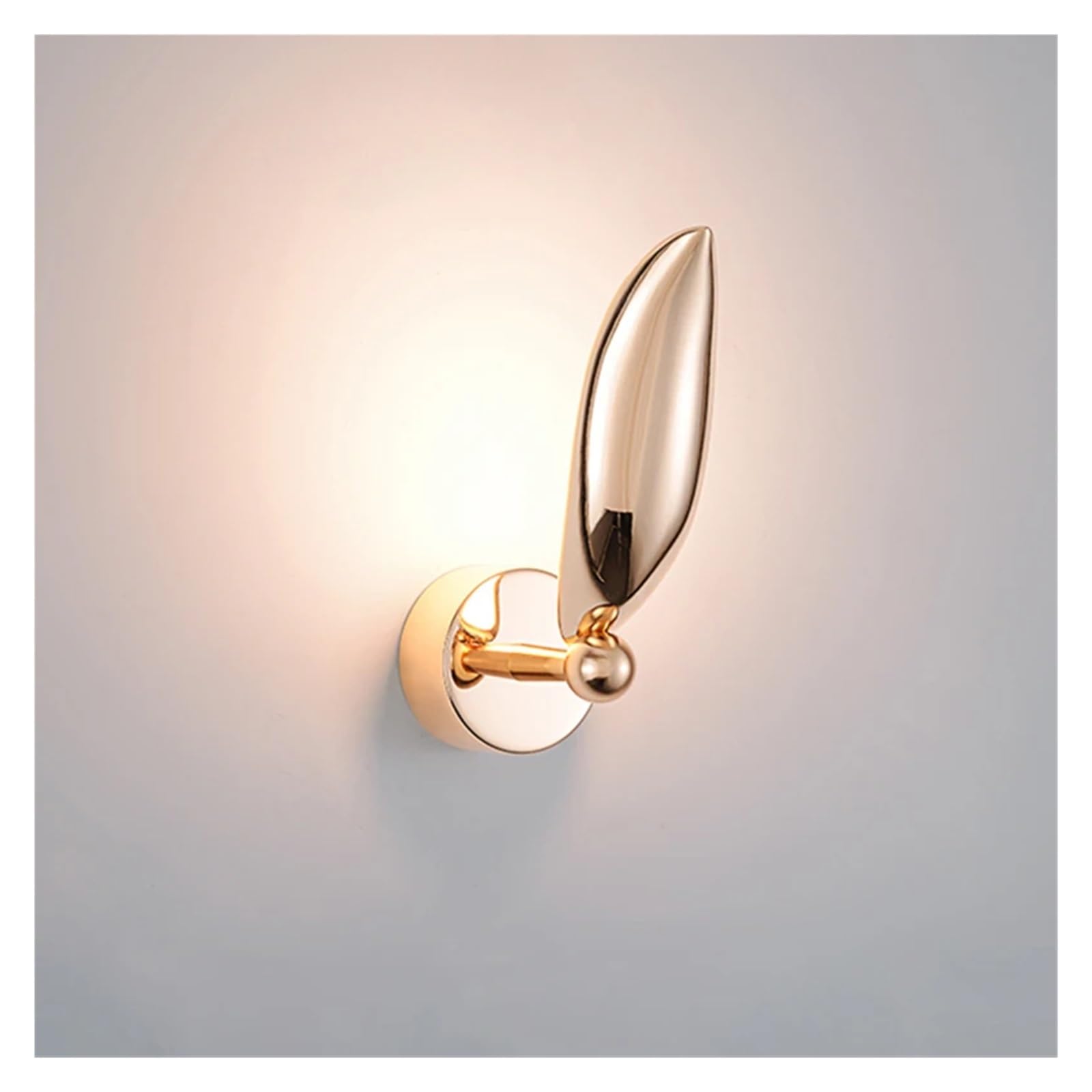 Applique murale LED oiseau pour illuminer un escalier sombre avec un style nordique doré