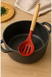 Colher Silicone Vazada Cabo de Madeira Vermelho Vista Home